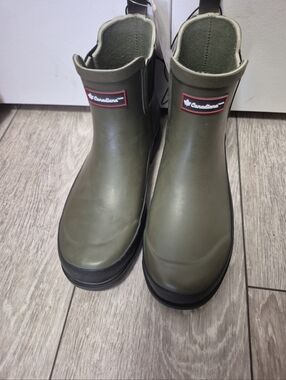 Canadiana Women's Olive Green Chelsea Ankle Rubber Puddle Rain Boots. Size 8